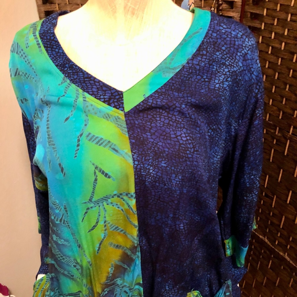 Gorgeous Colorful Shirt 💚💙